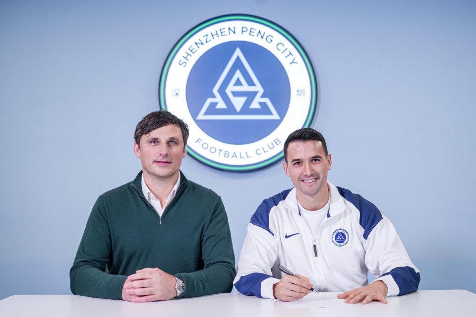 乐鱼体育app-深圳新鹏城强阵曝光！中场集齐三大跑男，媒体人：新赛季望6抢4