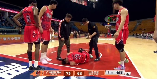 乐鱼体育-惨烈！郭艾伦突发受伤，抱着左膝痛苦倒地，被担架车送出场